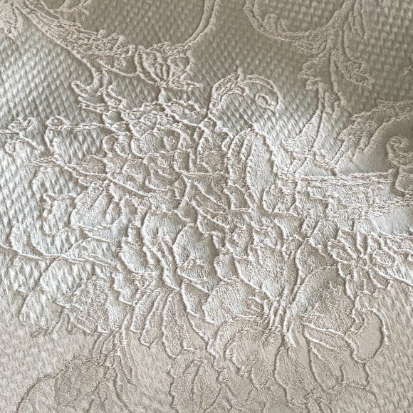 🎬✨Tv Show “UMBRELLA ACADEMY ” - Ivory Lace Tablecloth - Picture 7 of 12